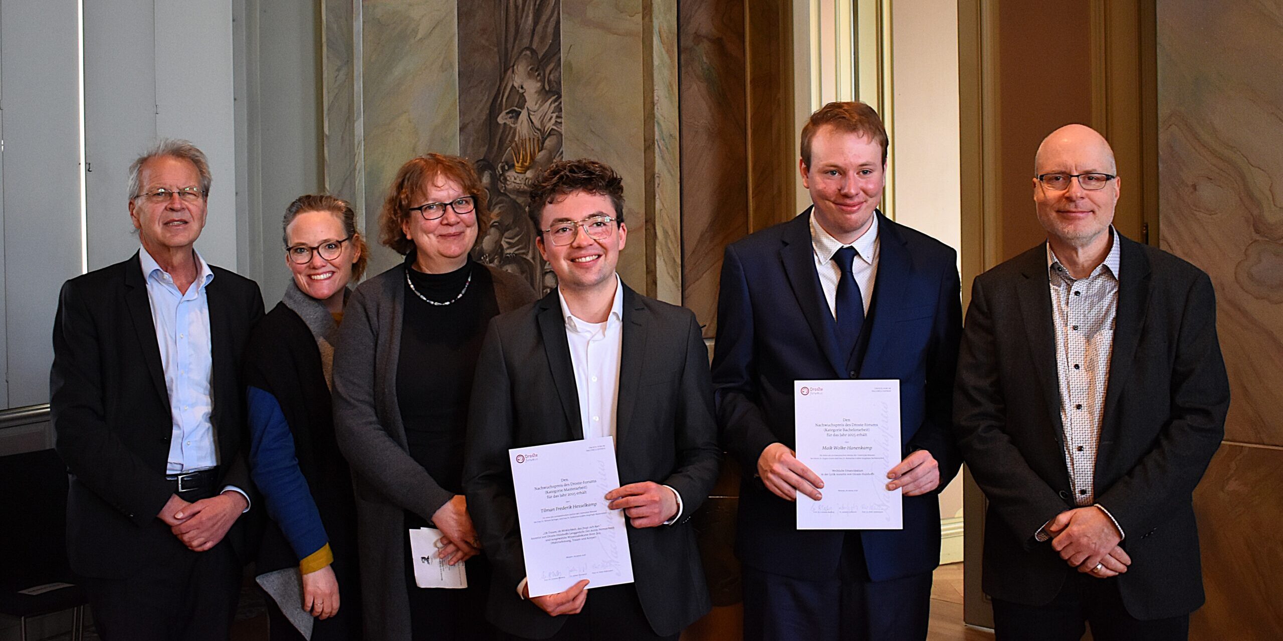 Gruppenfoto-Verleihung-Nachwuchspreis-Droste-Forum-2025 Gruppenfoto Verleihung der Nachwuchspreise des Droste-Forums 2025 Von links nach rechts Professor Doktor Peter Heßelmann Doktorin Katharina Grabbe Doktorin Mirjam Springer Tilman Frederik Hesselkamp Maik Wolke-Hanenkamp Doktor Juergen Gunia