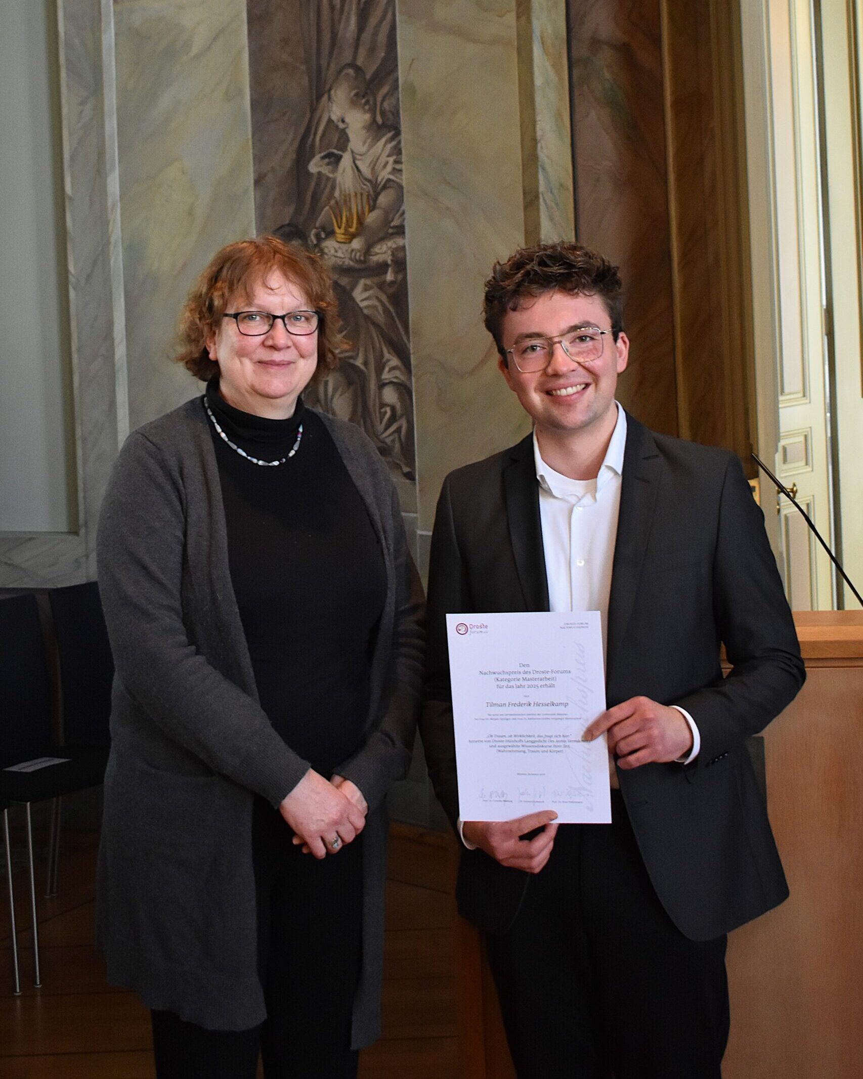 Foto-Masterarbeit-Verleihung-Nachwuchspreis-Droste-Forum-2025 Foto Preistraeger des Nachwuchspreises 2025 für seine Masterarbeit Tilman Frederik Hesselkamp und seine Betreuerin Doktorin Mirjam Springer