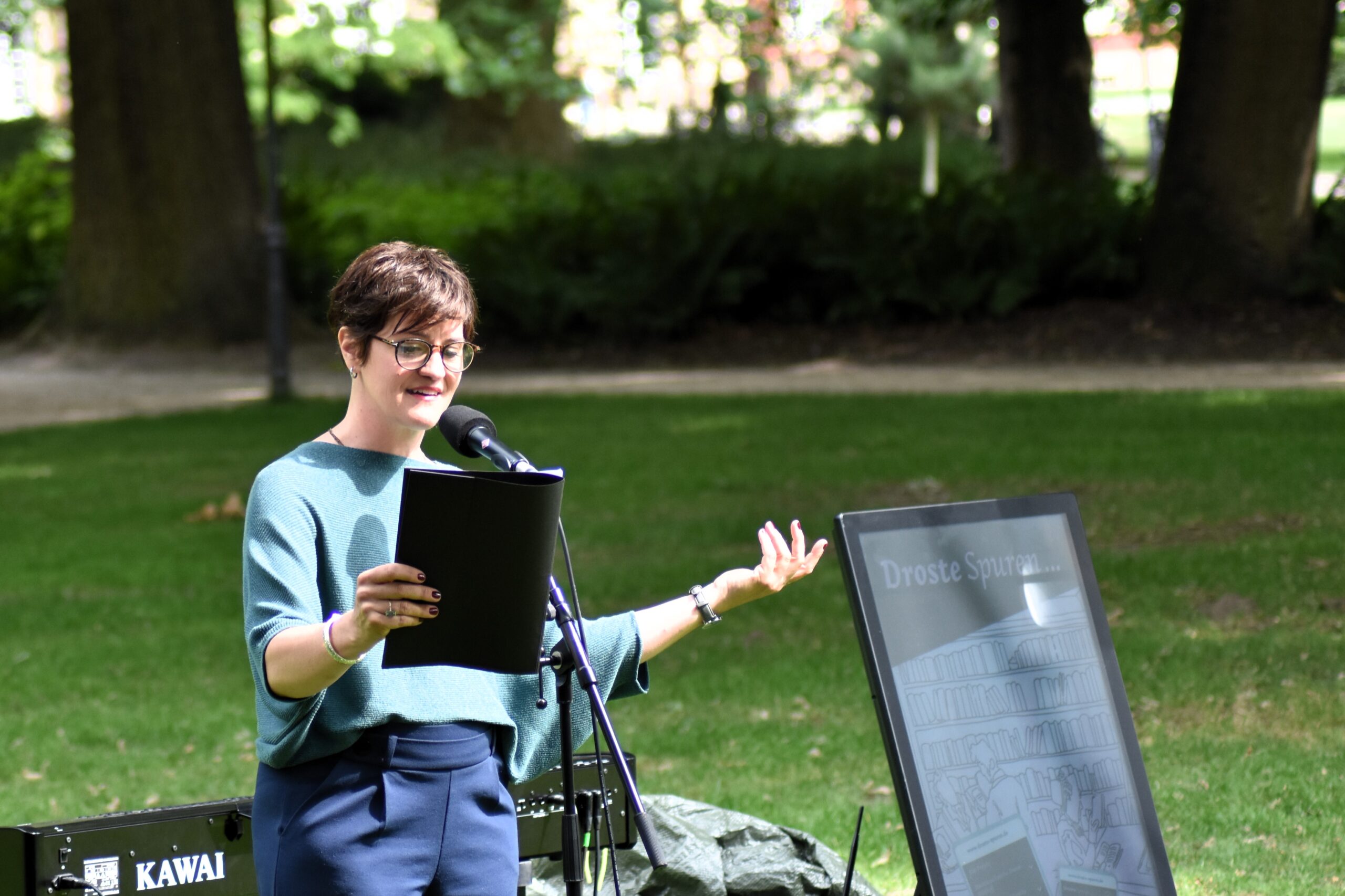 Foto Sprecherin bei der Eröffnung der Droste-Spuren 2025